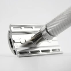 Edwin Jagger 3ONE6 Stainless Steel Knurled DE Safety Razor 14 Edwin Jagger 3ONE6 Stainless Steel Knurled DE Safety Razor -Shave Master Pro ss close up head underneath knurled
